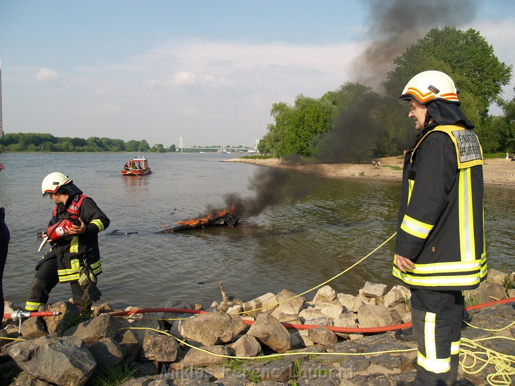 Kleine Yacht abgebrannt Koeln Hoehe Zoobruecke Rheinpark P166.JPG